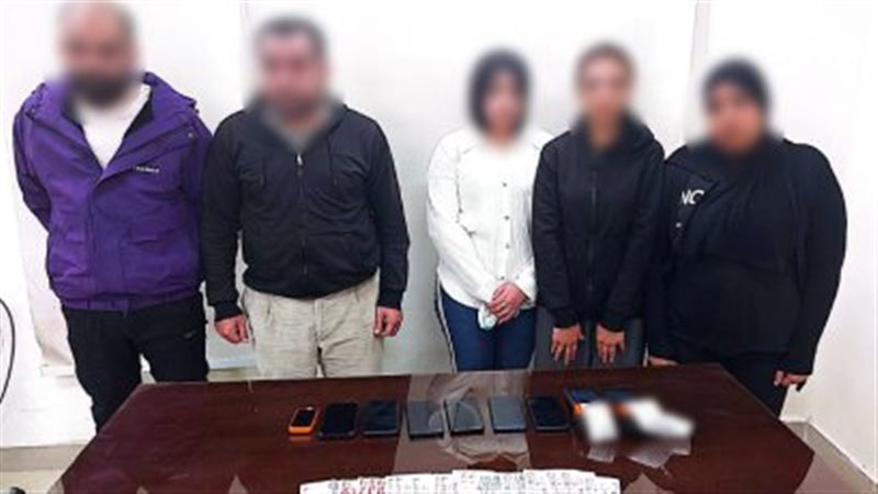 المتهمون عقب القبض عليهم
