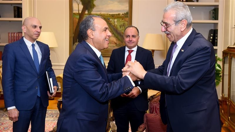 وزير الخارجية يستقبل رئيس اللجنة الوطنية لإدارة غزة