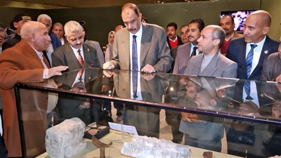 محافظ سوهاج يفتتح معرض مكتشفات الآثاريين المصريين