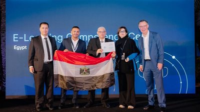 المركز التنافسي الإلكتروني يحصل على جائزة التميز 
