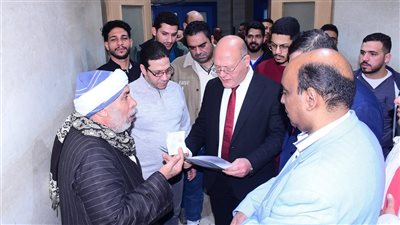 رئيس جامعة سوهاج يلتقي بالمرضى داخل مستشفى الطوارئ الجديد 