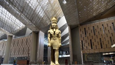 نائب وزير خارجية أمريكا ونظيره الطاجيكي يتفقدان كنوز توت عنخ آمون بالهرم