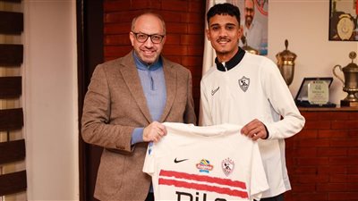 صاحب اللقطة الشهيرة.. لبيب والمندوه يكرم مشجع الزمالك ويهديه قميص الفريق