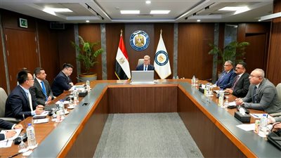 وزير البترول يبحث مع 