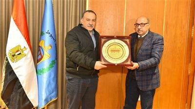 تقديرًا لعطائه وجهوده خلال فترة عمله.. محافظ أسيوط يكرم وكيل وزارة الصحة السابق