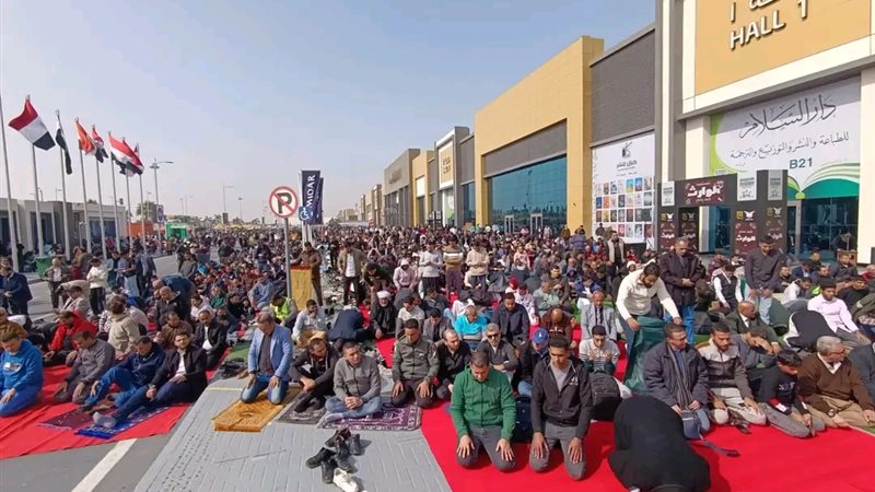 صلاة الجمعة من داخل معرض القاهرة الدولي للكتاب 