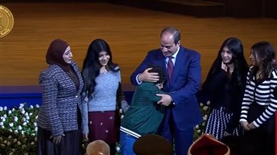 لحظة إنسانية مؤثرة..ابن الشهيد رامي هلال يطلب إلقاء التحية على الرئيس السيسي
