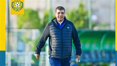 طارق العشري يبدأ مشواره مع الإسماعيلي بـ«سجدة ودعاء» قبل أول مران له.. صورة