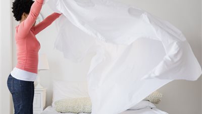 كم مرة يجب غسل ملاءات السرير؟ تحذيرات طبية لحماية الصحة وجودة النوم 
