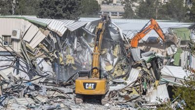 بعد هدمه.. حريق ضخم بمقر الأونروا في القدس الشرقية