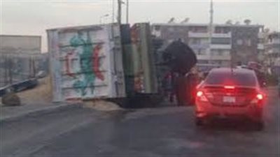 رفع حطام حادث سقوط حمولة سيارة نقل بطريق الجيش شرق الإسكندرية