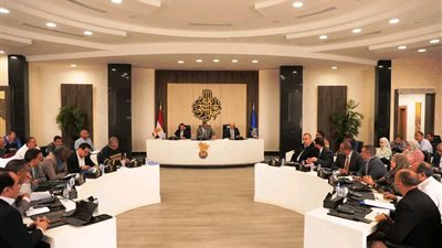 محافظ أسوان يشدد على الاستعداد لرمضان ويهدد بغلق المنافذ المخالفة لتخفيض الأسعار