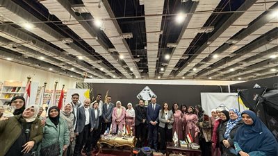 وزير الثقافة يزور جناح تنسيقية شباب الأحزاب والسياسيين بمعرض الكتاب