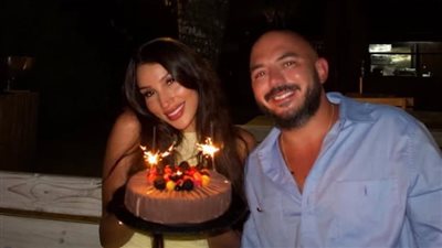 أصغر منه بـ15 سنة.. محمود العسيلي يحتفل بعيد ميلاد زوجته نوف قمصاني