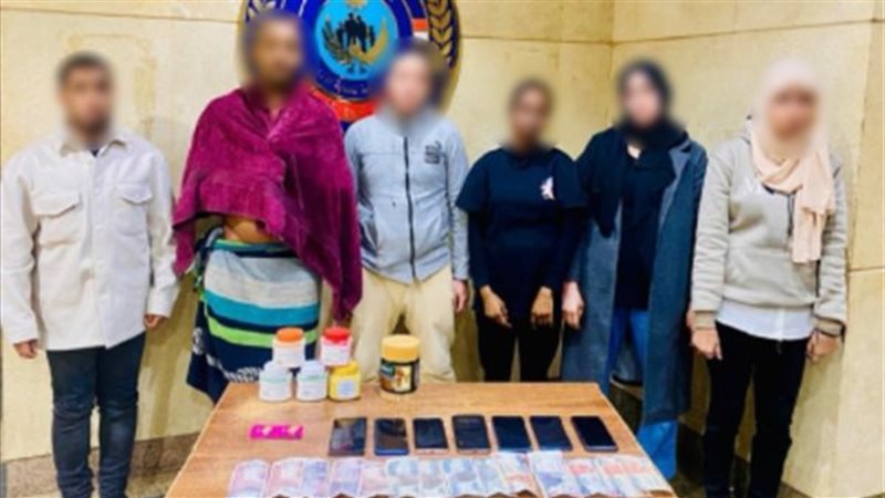 ضبط المتهم وبصحبته ثلاث سيدات ورجلين