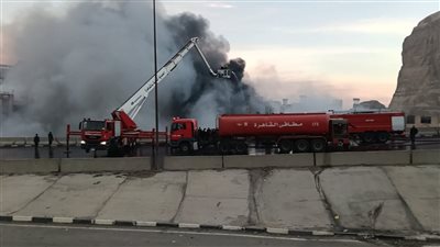 فريق من النيابة العامة يعاين موقع حريق 