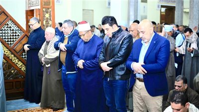 نائب محافظ سوهاج يؤدي صلاة الجمعة بمسجد العارف بالله ويلتقي المواطنين