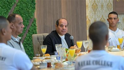 الرئيس السيسي يؤدي صلاة الفجر بالأكاديمية العسكرية ويجري حوارًا مع الطلبة