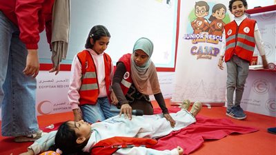 بمعرض الكتاب.. الهلال الأحمر يستعرض سبل حماية الأفراد من مخاطر الإنترنت