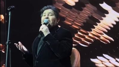أول ظهور لهاني شاكر بعد الجراحة.. يغني جالسا ويطمئن جمهوره من أبوظبي