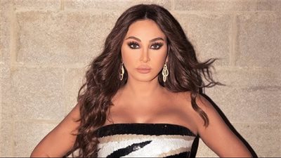 إليسا تتعرض لتعثر مفاجئ على مسرح حفلها في أبو ظبي | فيديو