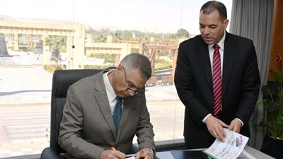 رسميا .. محافظ أسوان يعتمد نتيجة الشهادة الإعدادية