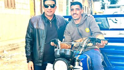 نائب محافظ سوهاج يزور مريض سرطان بمنزله ويهديه «تروسيكل» تحقيقاً لأمنيته