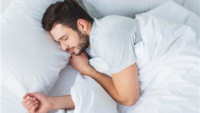 من بينها وضعيات النوم الخاطئة.. عادات ضارة بالعمود الفقري 
