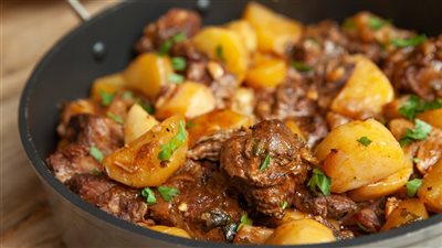 بمكونات بسيطة.. حضري طاجن اللحمة بالبصل والبطاطس في المنزل