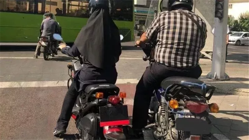 النساء يحصلن على رخص قيادة الدراجات النارية