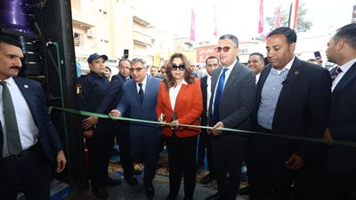 وزيرا التموين والتنمية المحلية ومحافظ الدقهلية يفتتحون معارض 