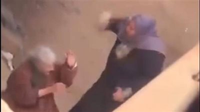 اعتدت على والدتها المسنة بالمقشة.. سيدة تواجه هذه العقوبة بالقانون