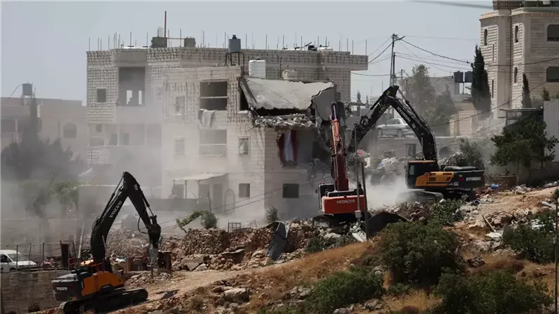 آليات إسرائيلية، تهدم منزل فلسطيني قرب الخليل