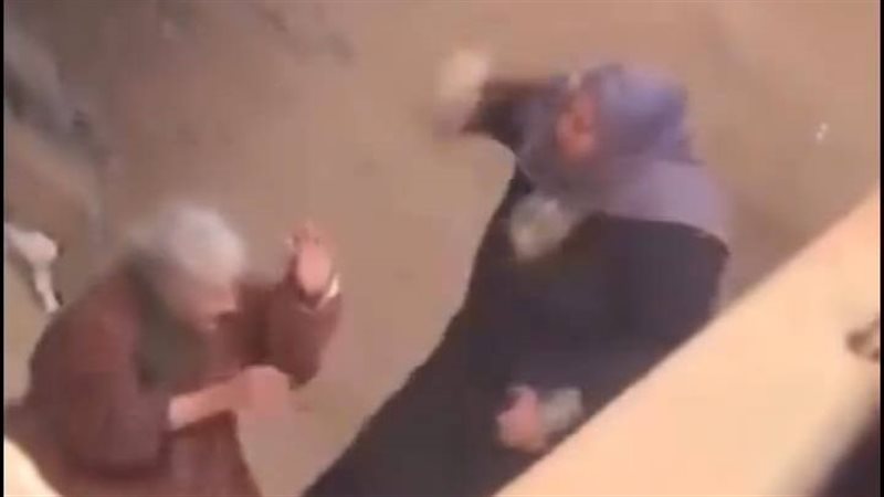  سيدة تعتدي على والدتها المسنة