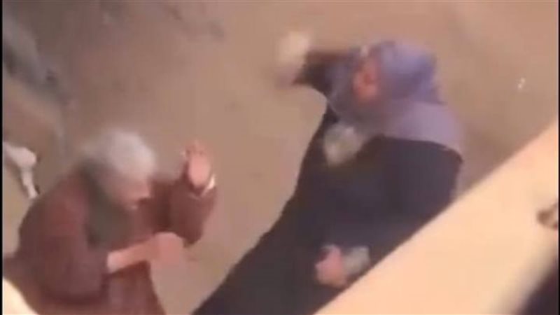 سيدة تعتدي على والدتها المسنة