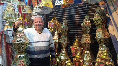 عم إبراهيم القناديلي.. 64 عامًا من الضوء الذي لا ينطفئ