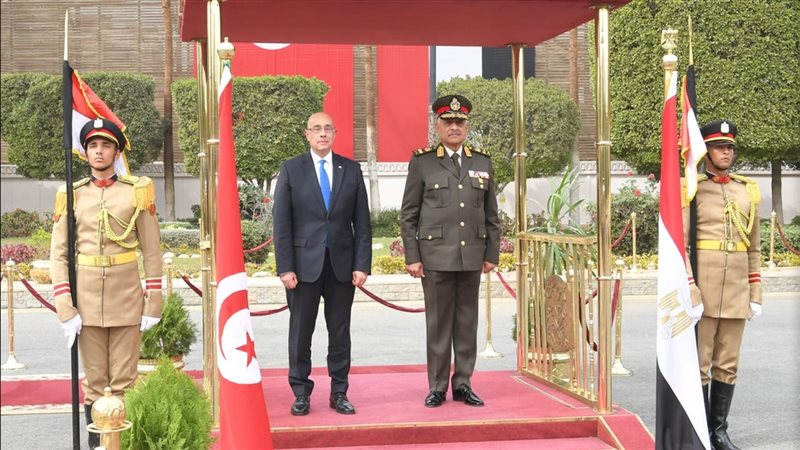  الفريق أول عبد المجيد صقر يلتقي وزير الدفاع الوطني لتونس
