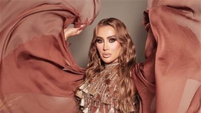 مايا دياب تخطف الأنظار بإطلالة ذهبية وتقدم أغنيتها الجديدة لأول مرة على المسرح