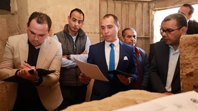 النيابة الإدارية تعاين مقبرة (خنتي - كا) بسقارة بعد سرقة لوحة أثرية 