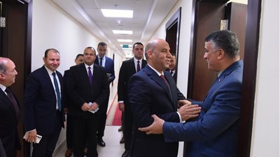  وزير العمل حسن رداد للعاملين: أنا واحد منكم وسنعمل بروح الفريق الواحد