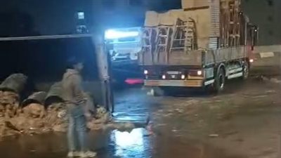 بترول ومخلفات طيور.. تفاصيل حادث انقلاب شاحنتين أعلى دائري صفط اللبن
