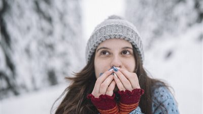 هل تشعر النساء بالبرد أكثر من الرجال؟.. دراسة تكشف الفروق البيولوجية