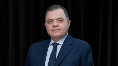 برقيتا تهنئة لوزير الدفاع ورئيس الأركان في يوم الشهيد