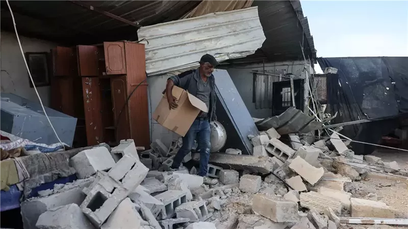 فلسطيني تعرض منزله للهدم في قرية الديوك  