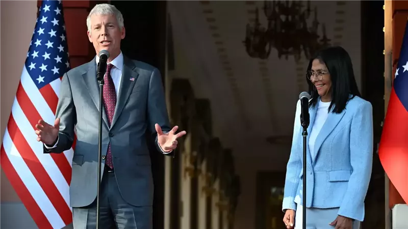 كريس رايت وديلسي رودريجيز خلال مؤتمر صحفي في كاراكاس  