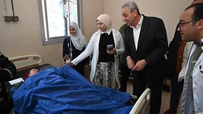 محافظ الغربية يطمئن على مصابي حادث طريق قطور ويوجه بتوفير الرعاية