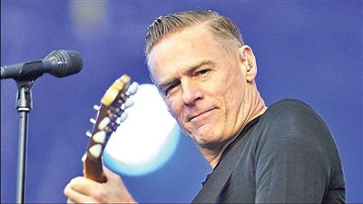  Bryan Adams يحيي أولى حفلاته في مصر داخل المتحف الكبير