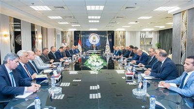 وزير الإنتاج الحربي يجتمع برؤساء الشركات لوضع خطط العمل للمرحلة المقبلة