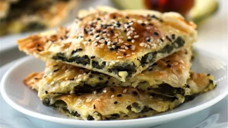 بوريك تركي بالسبانخ والدجاج والجبن