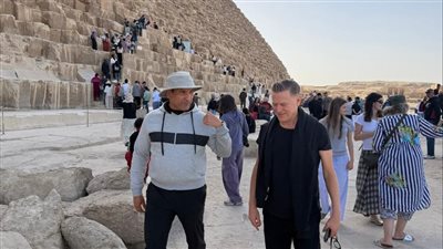 العالمي براين آدمز بين أسرار الحضارة.. تفاصيل زيارة عائلية لأرض الأهرامات